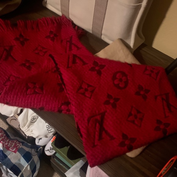 Authentic - Louis Vuitton logomania scarf . Ruby red - Picture 7 of 10